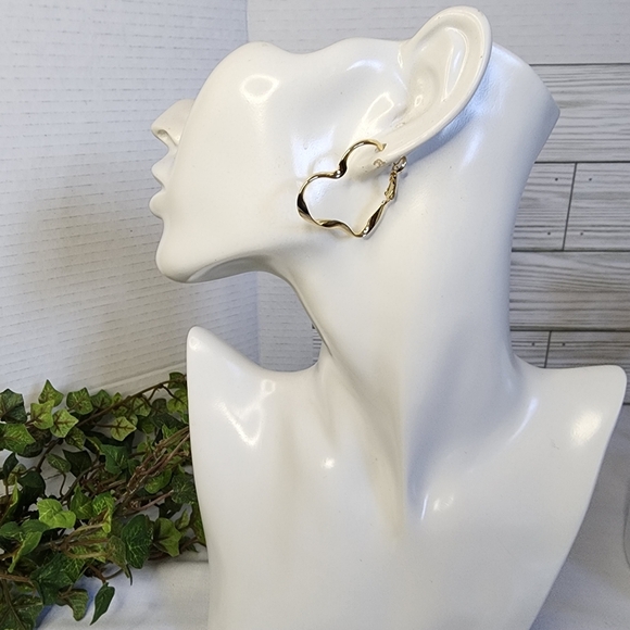 Gold Filled Twisted Heart Hoop Earrings - Picture 5 of 7